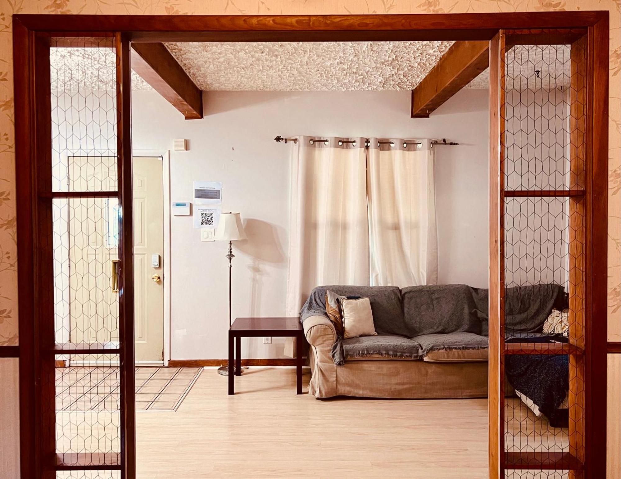 Zen Style 3 Bedrooms Walking To The Falls Holiday home Niagara Falls